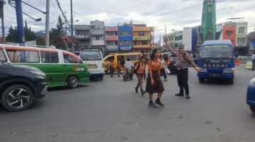 Polres Tanah Karo dan Jajaran Polsek Laksanakan Pengaturan Lalu Lintas, Wujudkan Keamanan dan Keselamatan Pengguna Jalan